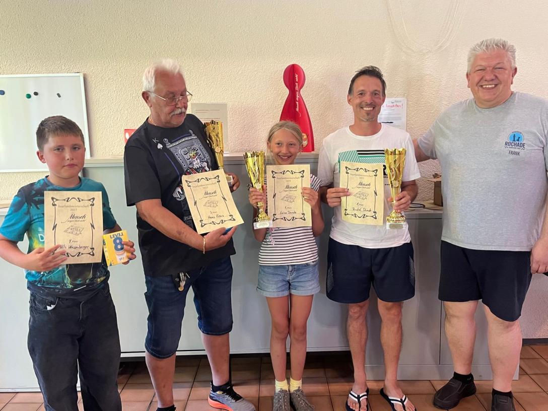 André Damde  (2. von re) ist Saarlandmeister "Mensch ärgere dich nicht"